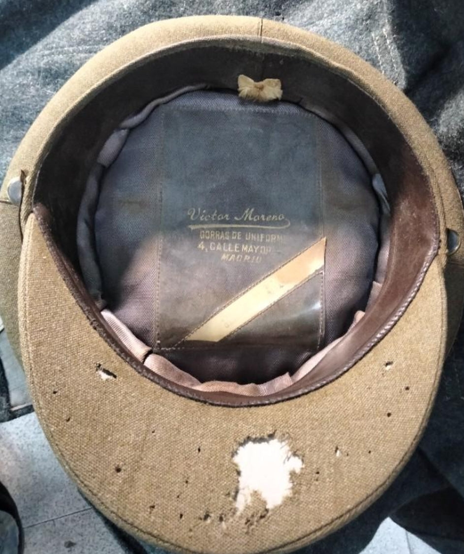 Gorra con placa de general de brigada. Modelo temprano.