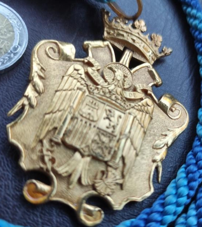 Verehrung des außergewöhnlichen Universitätskreuzgangs