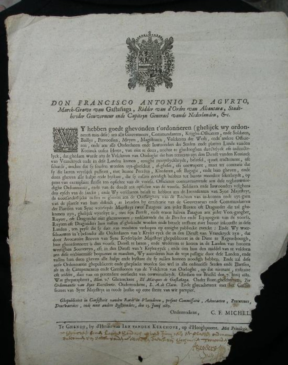 Interessanter und seltener Erlass des spanischen Gouverneurs von Flandern über Truppen und Bevölkerungsverhältnisse am 13. Juni 1689. Mit Wappen Seiner Katholischen Majestät. In Holländisch)