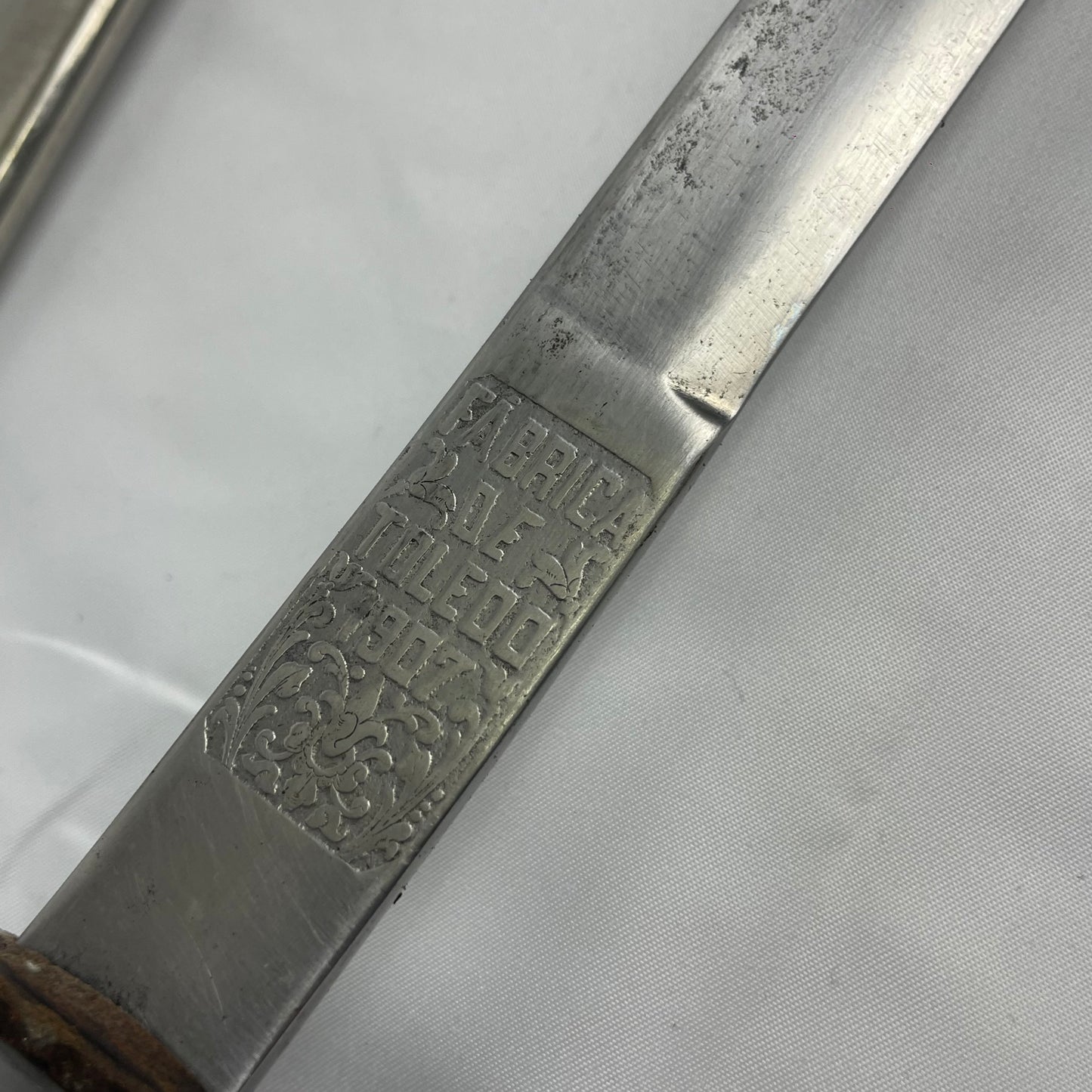 Espada modelo Roberts con escudo Empuñadura