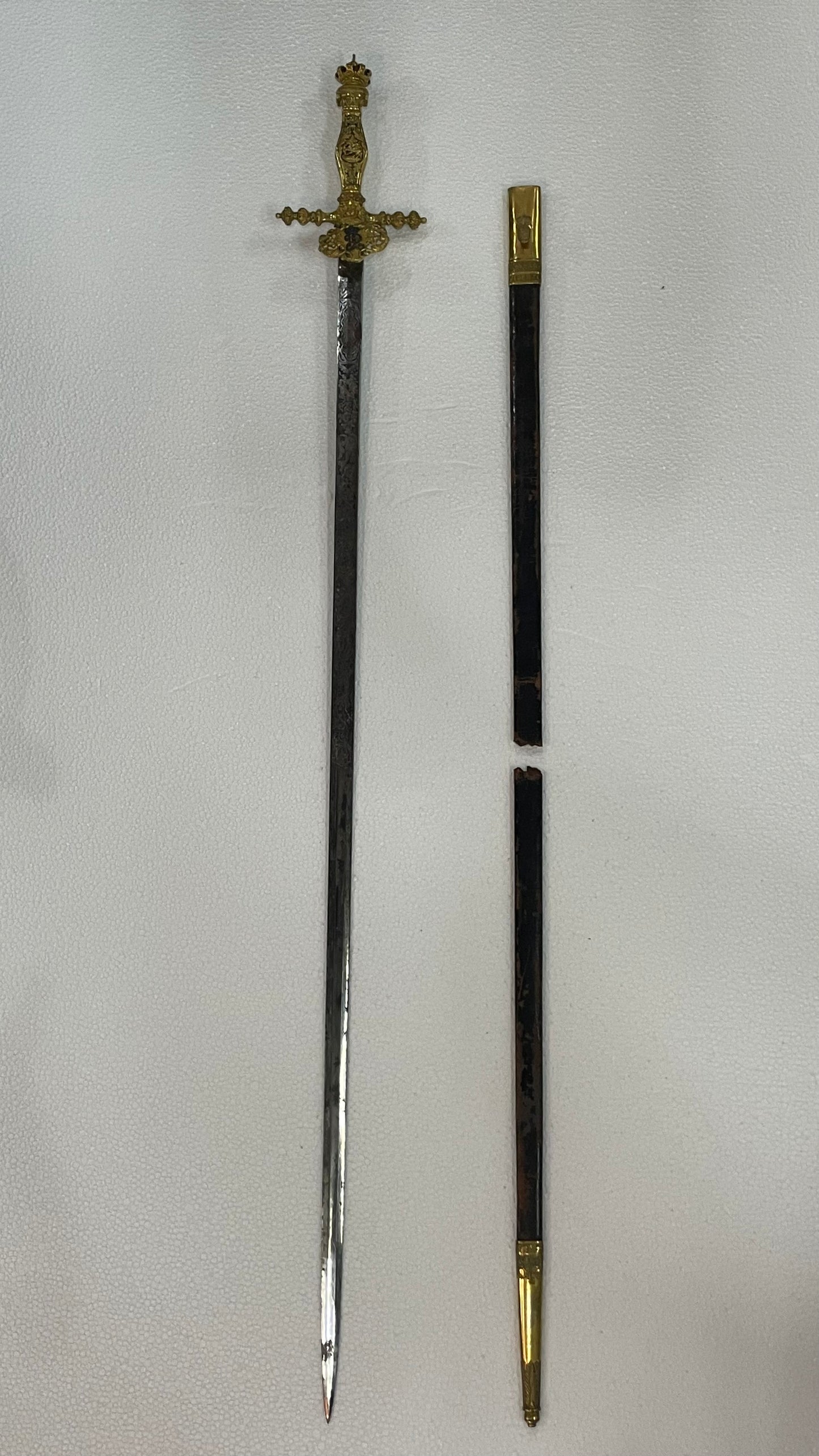 Magnifico espadin de casa real época isabel II