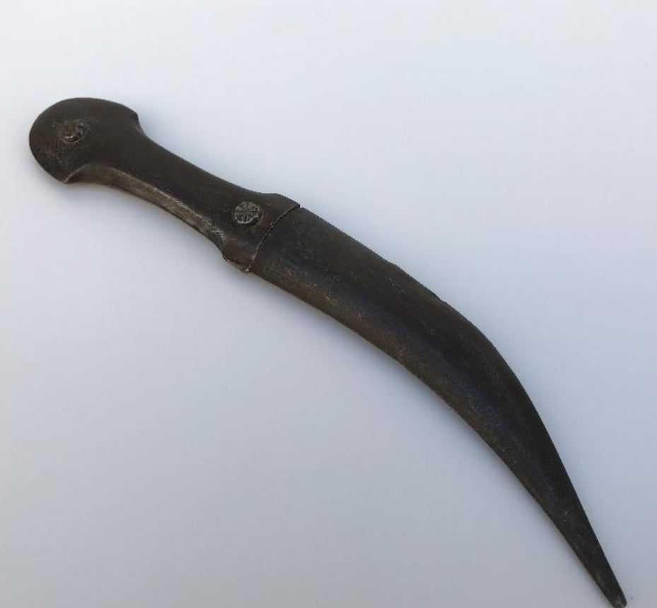 Small Moroccan dagger. With its metal case.