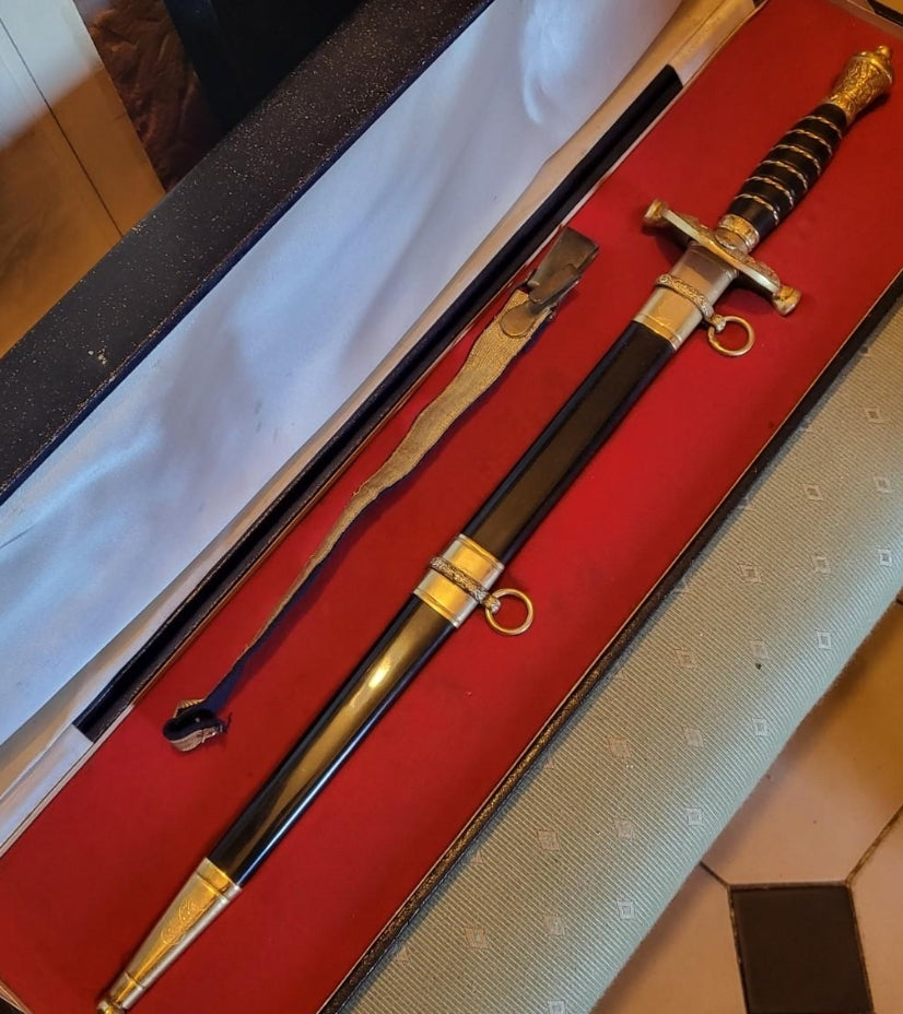 Dagger presented by Argentine Police general