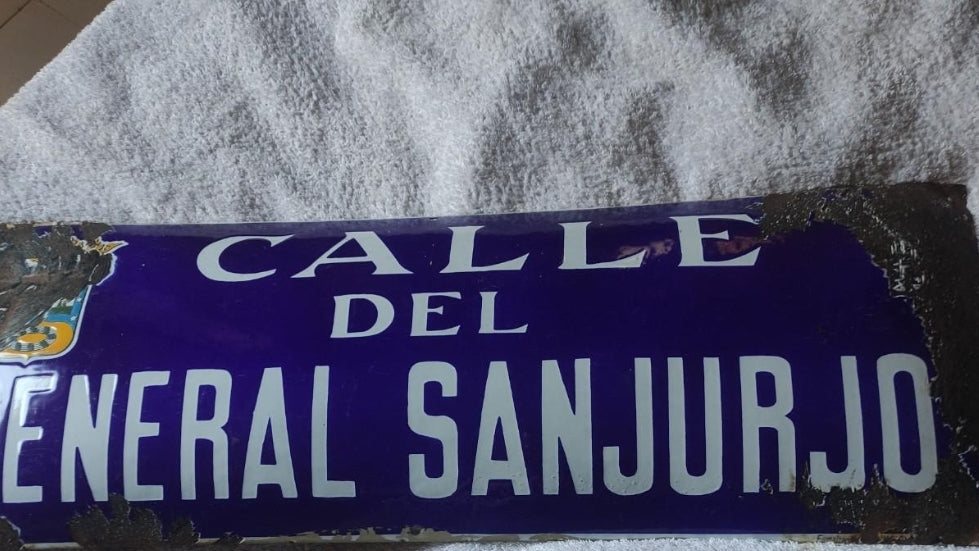 Enameled plaque on General Sanjurjo street