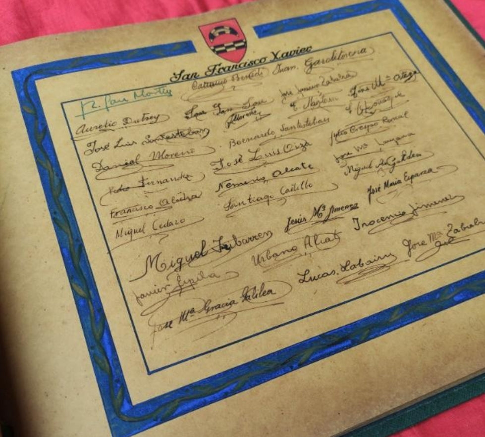 Tribute album to the Falangist youth with signatures