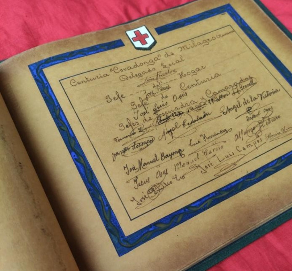 Tribute album to the Falangist youth with signatures