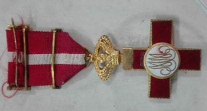 Insignia roja Cruz al Mérito Militar 
