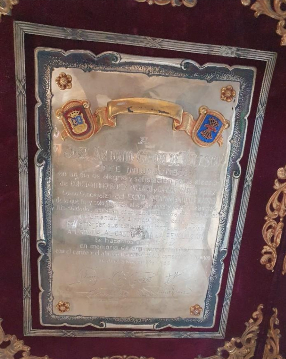 Plaque honoring Franco's minister from the mayors of Madrid